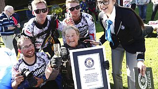 Rut Larsson hält Weltrekord mit 103 Jahren im Fallschirmspringen