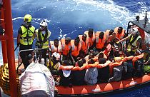 Экипаж Ocean Viking принимает на борт спасённых в Средиземном море мигрантов, 29 мая 2022 г.