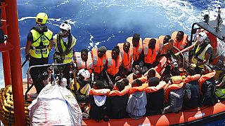 Экипаж Ocean Viking принимает на борт спасённых в Средиземном море мигрантов, 29 мая 2022 г.