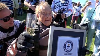 103 yaşında paraşütle atlayarak Guinness Rekorlar Kitabı'na girmeyi başaran Rut Larsson