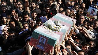  صورة من الارشيف- إيرانيون يحملون نعشا ملفوفا بالعلم لمصطفى أحمدي روشان الذي كان يعمل في موقع نطنز النووي، اغتيل في 11 كانون الثاني 2012،