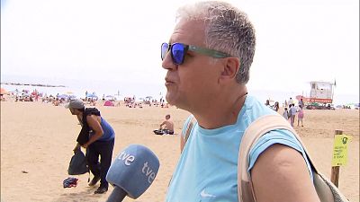 A bag thief was caught on camera by Spanish news RTVE crew on a Barcelona beach