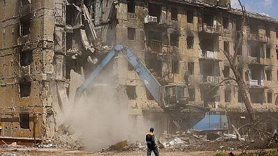 Работники МЧС России разбирают разрушенное здание в Мариуполе (схемки 27 мая 2022 г.)