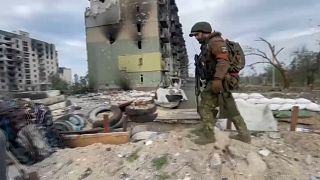 Orosz katona a romok között.