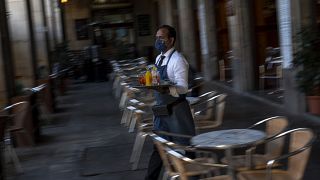 Rasanter Kellner in Barcelona während der Corona-Kriese (November 2020)