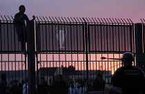 Болельщик взобрался на забор на "Стад де Франс". 28 мая 2022 года