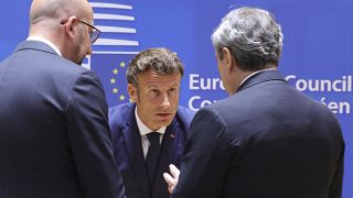 الرئيس الفرنسي إيمانويل ماكرون و رئيس المجلس الأوروبي تشارلز ميشيل "يسارا" ورئيس الوزراء الإيطالي ماريو دراجي بروكسل 30/05/2022