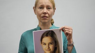 Anne Maja Reiniger-Egler zeigt das Foto ihrer vermissten Tochter Clara während einer Pressekonferenz in der Generalstaatsanwaltschaft Asuncion, Paraguay.