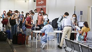 Επιβάτες με μάσκες και πιστοποιητικά ανά χείρας στο αεροδρόμιο της Ρώμης την περίοδο της πανδημίας