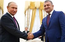 Güney Osetya'da seçimi kaybeden Anatoliy Bibilov, Rus lider Putin ile birlikte