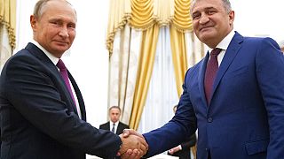 Güney Osetya'da seçimi kaybeden Anatoliy Bibilov, Rus lider Putin ile birlikte 