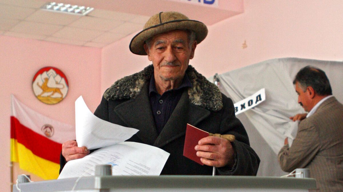 Ηλικιωμένος ψηφίζει σε παλαιότερη εκλογική αναμέτρηση στη Νότια Οσετία, αποσχισθείσα επαρχία της Γεωργίας