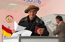 Ηλικιωμένος ψηφίζει σε παλαιότερη εκλογική αναμέτρηση στη Νότια Οσετία, αποσχισθείσα επαρχία της Γεωργίας