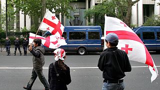Grúz tüntetők demonstrálnak az orosz beavatkozás ellen a párizsi orosz nagykövetség előtt 2008-ban - KÉPÜNK ILLUSZTRÁCIÓ