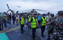 عناصر الإنقاذ النيباليون ينتشلون جثث الأشخاص الـ22 الذين كانوا على متن طائرة تحطّمت في جبال الهيمالايا، 30 مايو 2022