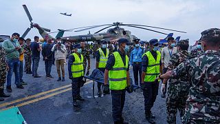 عناصر الإنقاذ النيباليون ينتشلون جثث الأشخاص الـ22 الذين كانوا على متن طائرة تحطّمت في جبال الهيمالايا، 30 مايو 2022