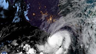  صورة للقمر الصناعي أتاحتها الإدارة الوطنية للمحيطات والغلاف الجوي وتُظهر إعصار أجاثا قبالة ساحل المحيط الهادئ بولاية أواكساكا بالمكسيك، 30 مايو 2022