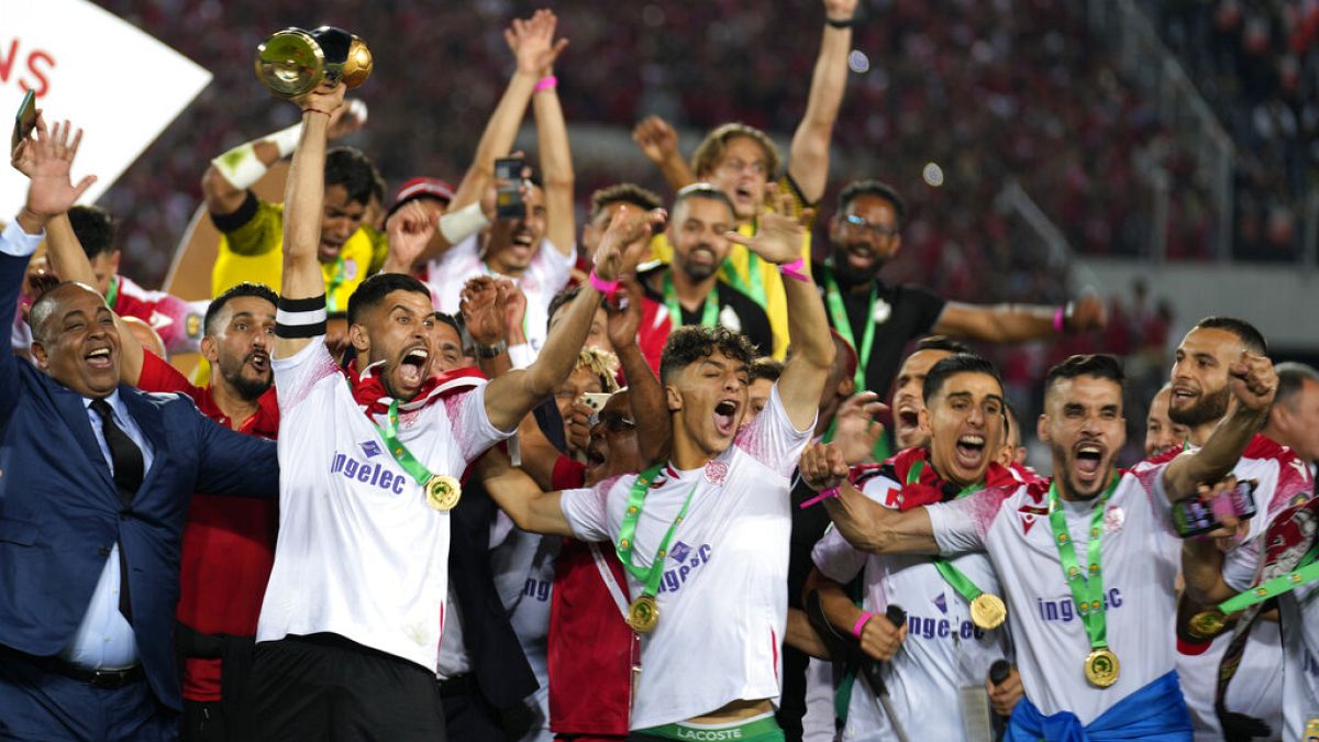 لاعبو الوداد المغربي يحتفلون بفوزهم في نهاية المباراة النهائية لدوري أبطال أفريقيا لكرة القدم ضد الأهلي المصري، ملعب محمد الخامس بالدار البيضاء، المغرب، في 30 مايو 2022 