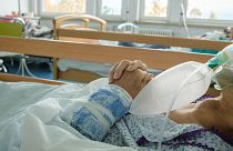 Légzéstámogatással ápolt beteg a Csíkszeredai Megyei Sürgősségi Kórházban 2021. október 14-én