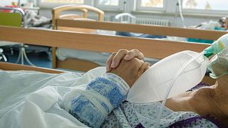 Légzéstámogatással ápolt beteg a Csíkszeredai Megyei Sürgősségi Kórházban 2021. október 14-én