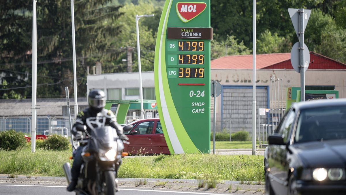 Hatósági áras benzin Salgótarján egyik Mol-kútjánál. Május 27-e óta már csak a magyar forgalmival és rendszámmal rendelkező kocsik tankolhatnak ennyiért