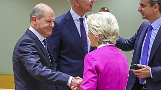 Κυριάκος Μητσοτάκης και Όλαφ Σολτς μεταξύ Ευρωπαίων ηγετών κατά τη διάρκεια της συνόδου κορυφής της ΕΕ