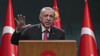El presidente turco Recep Tayyip Erdogan habla tras una reunión del gabinete, en Ankara, Turquía, el lunes 23 de mayo de 2022