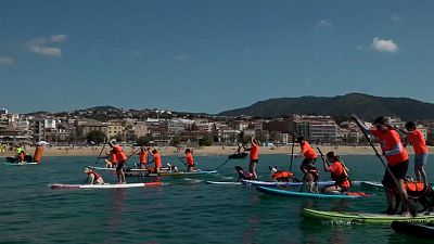 قرية إل مسانو الساحلية شمال مدينة برشلونة الإسبانية، تستضيف مسابقة التجديف وركوب الأمواج بصحبة كلاب