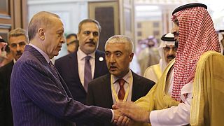 الرئيس التركي رجب طيب أردوغان وولي العهد السعودي الأمير محمد بن سلمان بعد اجتماعهما في جدة، المملكة العربية السعودية، 29 أبريل 2022