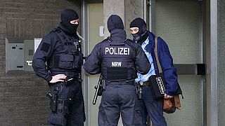 Covid-19 dolandırıcılarının peşindeki Alman polisi baskınları arttırdı