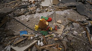 Játék hever egy Borodjinkában lerombolt ház romjai között