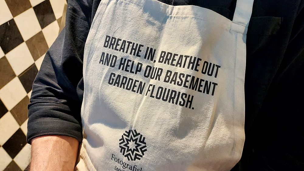Cotton apron that captures CO2 from air