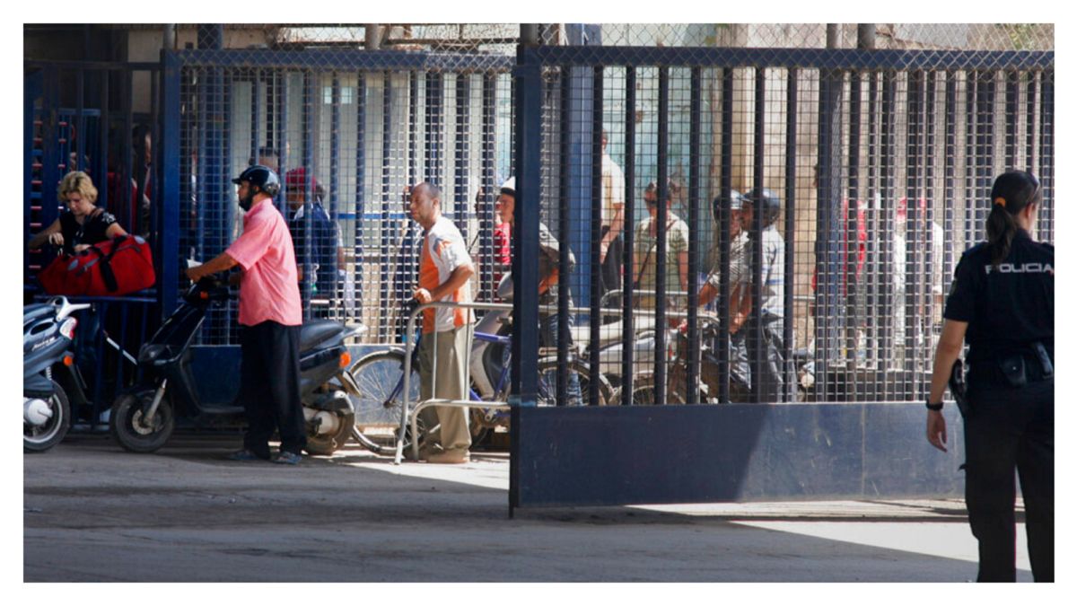 صورة من الارشيف-ينتظر الناس عبور الحدود بين مليلية والمغرب، في مليلية، إسبانيا.