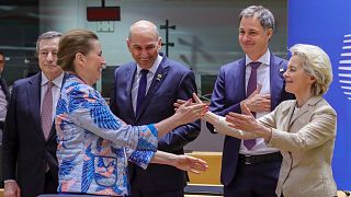 رئيسة المفوضية الأوروبية أورسولا فون دير لاين بصحبة رئيسة الوزراء الدنماركية مته فريدريكسن