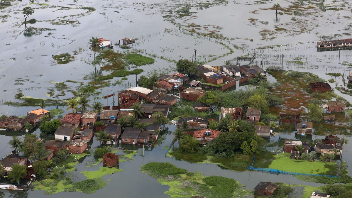 مشهد عام للمنطقة التي غمرتها المياه في ريسيفي بولاية بيرنامبوكو بالبرازيل يوم الاثنين
