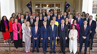 Le nouveau Premier ministre australien Anthony Albanese (au centre) avec son équipe gouvernementale, Canberra (Australie), le 01/06/2022
