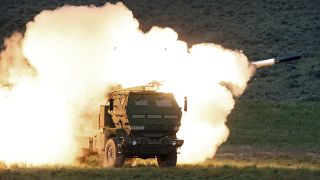 شاحنة عسكرية تحمل منظومة إطلاق الصواريخ HIMARS - أرشيف