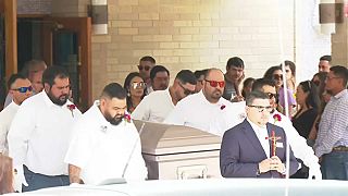 Gyászolók vonulnak a temetésen