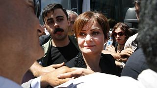 جنان كفتانجي أوغلو رئيسة حزب الشعب الجمهوري المعارض في تركيا، خارج محكمة في اسطنبول الخميس ، 18 يوليو/تموز 2019