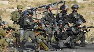قوات الأمن الإسرائيلية بالقرب من الضفة الغربية المحتلة.