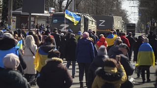 War in Ukraine. 2022. Bandiere ucraine e convogli militari russi, con l'inconfondibile Z.