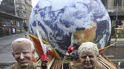 Esculturas en una protesta climática