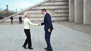 Ursula von der Leyen, az Európai Bizottság elnöke és Mateusz Morawiecki lengyel miniszterelnök