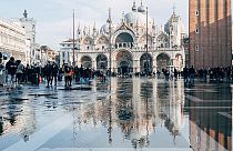 El transporte, la industria y el turismo de Venecia dependen del agua, pero el mar también amenaza con sumergir la frágil ciudad.