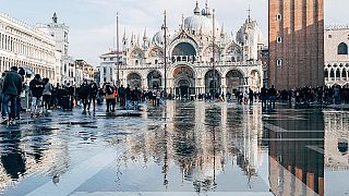 Turisták a velencei Szent Márk téren