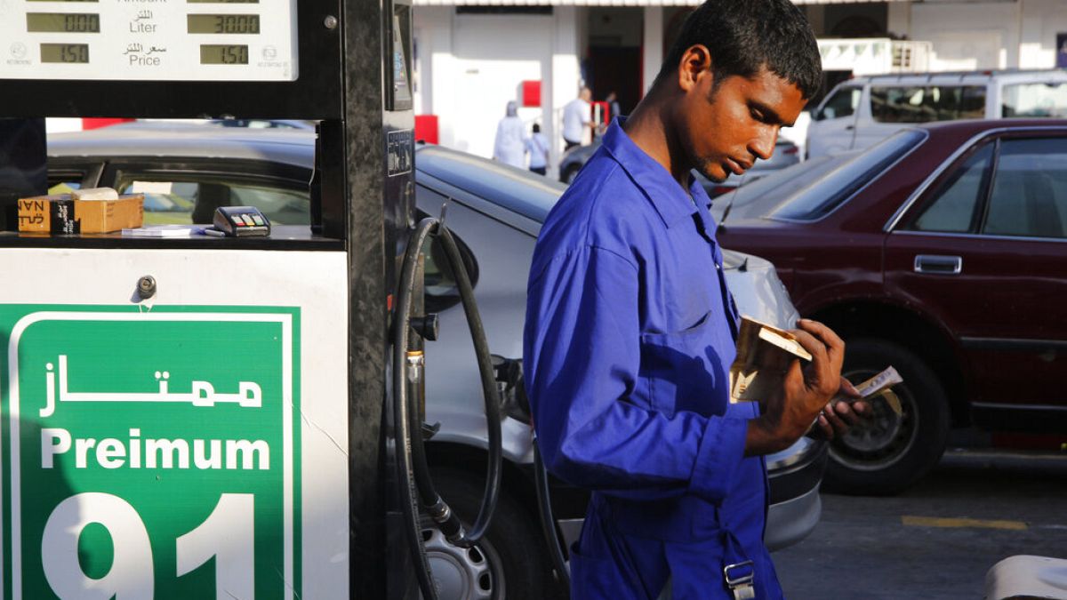 عامل في محطة وقود يحسب النقود بالريال السعودي في انتظار العملاء في جدة، المملكة العربية السعودية، الأربعاء 13 نوفمبر 2019