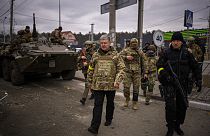 El expresidente ucraniano Petró Poroshenko con un grupo de soldados.