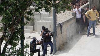 مردان مسلح فلسطینی در جریان عملیات نظامی اسرائیل در شهر جنین در کرانه باختری.