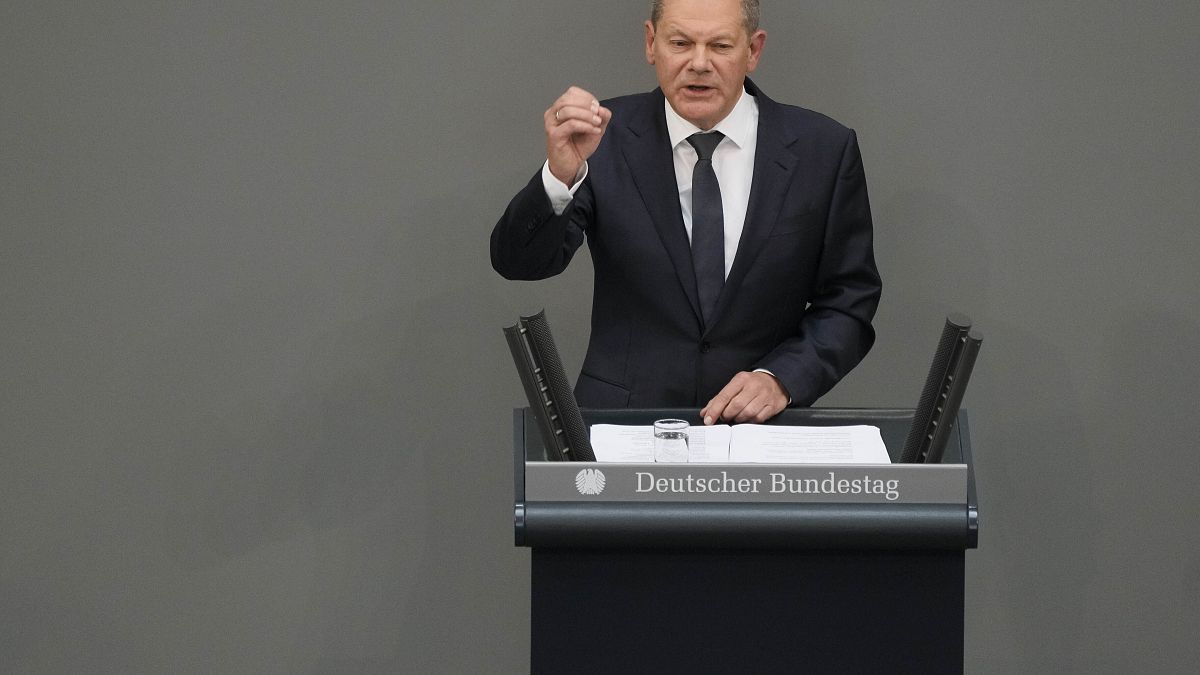 El canciller alemán, Olaf Scholz, pronuncia su discurso durante un debate en el Bundestag en el en Berlín, Alemania, el 1 de junio de 2022. 