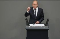 El canciller alemán, Olaf Scholz, pronuncia su discurso durante un debate en el Bundestag en el en Berlín, Alemania, el 1 de junio de 2022.